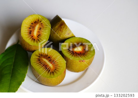 完熟したキーウイ　家庭菜園 133202593