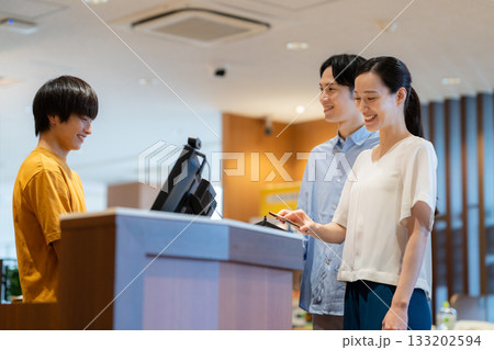 ショッピングをしてモバイル決済をする女性　撮影協力:スポーツクラブ&サウナスパ ルネサンス 幕張24 133202594