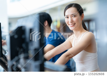 スポーツジムでトレーニングをする若い男女　撮影協力:スポーツクラブ&サウナスパ ルネサンス 幕張24 133202608