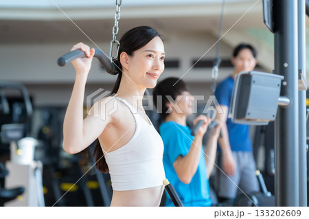 スポーツジムでトレーニングをする若い男女　撮影協力:スポーツクラブ&サウナスパ ルネサンス 幕張24 133202609