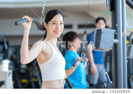 スポーツジムでトレーニングをする若い男女　撮影協力:スポーツクラブ&サウナスパ ルネサンス 幕張24 133202610