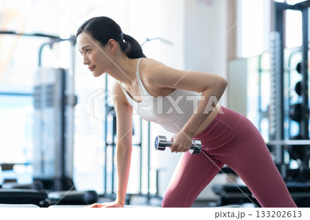 スポーツジムでトレーニングをする若い女性　撮影協力:スポーツクラブ&サウナスパ ルネサンス 幕張24 133202613