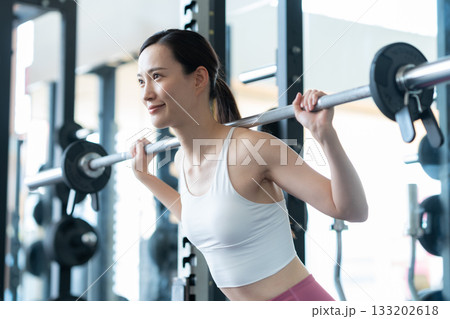スポーツジムでトレーニングをする若い女性　撮影協力:スポーツクラブ&サウナスパ ルネサンス 幕張24 133202618