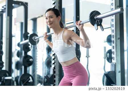 スポーツジムでトレーニングをする若い女性 撮影協力:スポーツクラブ&サウナスパ ルネサンス 幕張24 スポーツジムでトレーニングをする若い女性 撮影協力:スポーツクラブ&サウナスパ ルネサンス 幕張24 133202619
