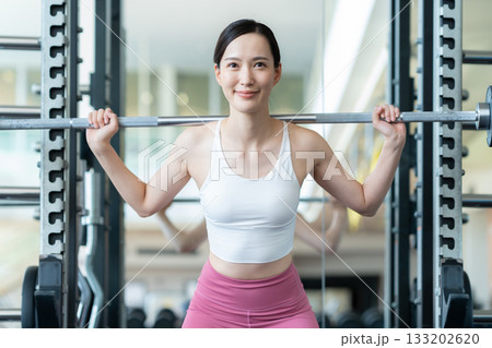 スポーツジムでトレーニングをする若い女性　撮影協力:スポーツクラブ&サウナスパ ルネサンス 幕張24 133202620