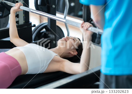 スポーツジムでトレーニングをする若い男女　撮影協力:スポーツクラブ&サウナスパ ルネサンス 幕張24 133202623