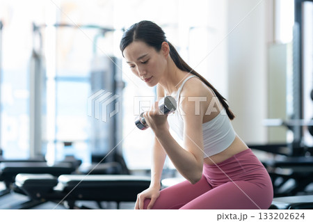 スポーツジムでトレーニングをする若い女性　撮影協力:スポーツクラブ&サウナスパ ルネサンス 幕張24 133202624