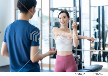 スポーツジムでトレーニングをする若い男女　撮影協力:スポーツクラブ&サウナスパ ルネサンス 幕張24 133202628