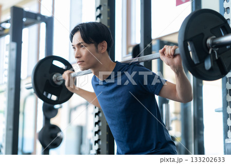 スポーツジムでトレーニングをする若い男性　撮影協力:スポーツクラブ&サウナスパ ルネサンス 幕張24 133202633