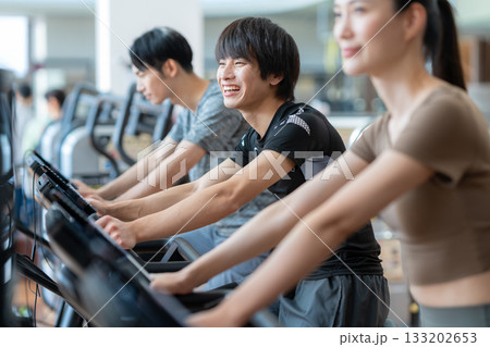 スポーツジムでトレーニングをする若い男女　撮影協力:スポーツクラブ&サウナスパ ルネサンス 幕張24 133202653