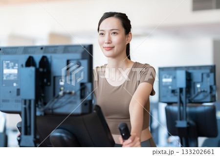 スポーツジムでトレーニングをする若い女性　撮影協力:スポーツクラブ&サウナスパ ルネサンス 幕張24 133202661