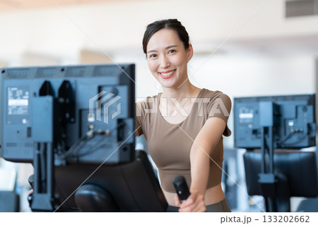 スポーツジムでトレーニングをする若い女性 撮影協力:スポーツクラブ&サウナスパ ルネサンス 幕張24 スポーツジムでトレーニングをする若い女性 撮影協力:スポーツクラブ&サウナスパ ルネサンス 幕張24 133202662