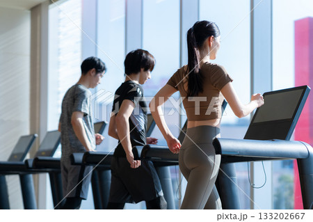 スポーツジムでトレーニングをする若い男女 撮影協力:スポーツクラブ&サウナスパ ルネサンス 幕張24 スポーツジムでトレーニングをする若い男女 撮影協力:スポーツクラブ&サウナスパ ルネサンス 幕張24 133202667