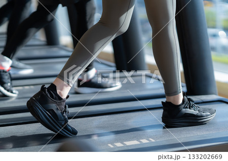 スポーツジムでトレーニングをする若い男女　撮影協力:スポーツクラブ&サウナスパ ルネサンス 幕張24 133202669