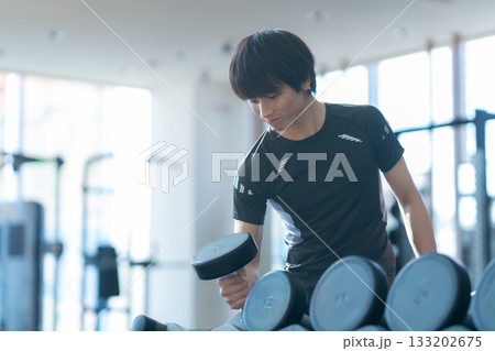 スポーツジムでトレーニングをする若い男性 撮影協力:スポーツクラブ&サウナスパ ルネサンス 幕張24 スポーツジムでトレーニングをする若い男性 撮影協力:スポーツクラブ&サウナスパ ルネサンス 幕張24 133202675