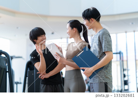 スポーツジムでトレーニングをする若い男女　撮影協力:スポーツクラブ&サウナスパ ルネサンス 幕張24 133202681