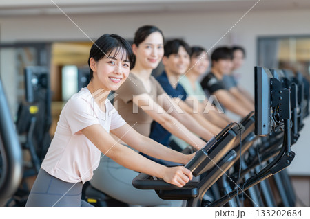 スポーツジムでトレーニングをする若い男女　撮影協力:スポーツクラブ&サウナスパ ルネサンス 幕張24 133202684