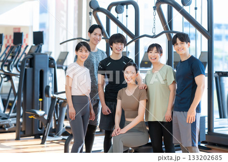スポーツジムでトレーニングをする若い男女 撮影協力:スポーツクラブ&サウナスパ ルネサンス 幕張24 スポーツジムでトレーニングをする若い男女 撮影協力:スポーツクラブ&サウナスパ ルネサンス 幕張24 133202685