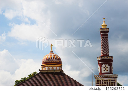 Beautifully designed mosque dome and minaret under a bright Beautifully designed mosque dome and minaret under a bright 133202721