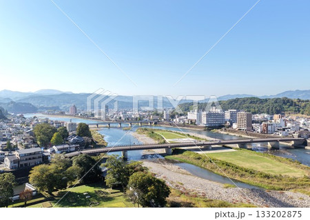 熊本人吉市、球磨川と市街地をドローンで空撮しました 133202875