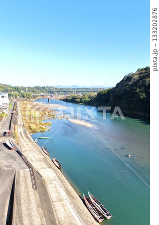 熊本人吉市人吉発船場裏「球磨川」の風景、遊覧船も 133202876