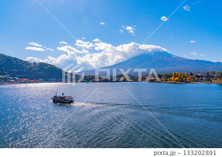 【山梨県】河口湖・湖上を巡る遊覧船と富士山 【山梨県】河口湖・湖上を巡る遊覧船と富士山 133202891