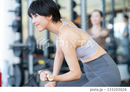 スポーツジムでトレーニングをする若い女性　撮影協力:スポーツクラブ&サウナスパ ルネサンス 幕張24 133203026