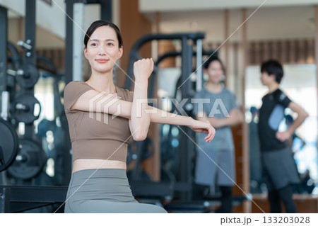 スポーツジムでトレーニングをする若い男女　撮影協力:スポーツクラブ&サウナスパ ルネサンス 幕張24 133203028