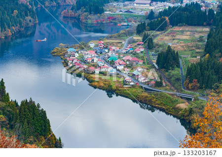 大志集落を走る只見線 133203167