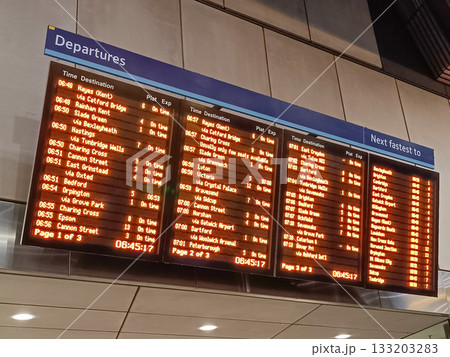 LED Train Departures Board at Busy Railway Station Concourse, Real Time Timetable 133203283