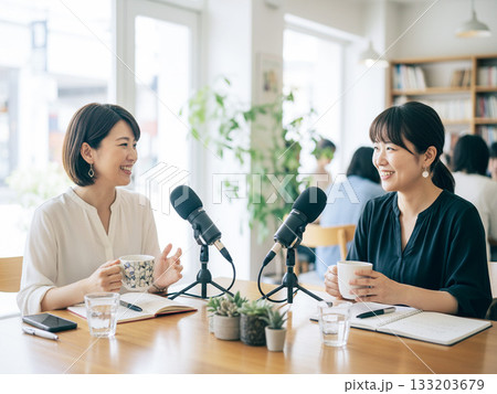 談笑しながらポッドキャスト収録をする女性2人 133203679