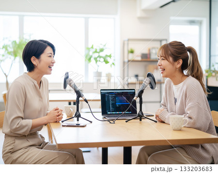 談笑しながらポッドキャスト収録をする女性2人 133203683