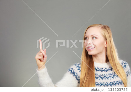 Teenage blonde woman pointing at copyspace 133203725