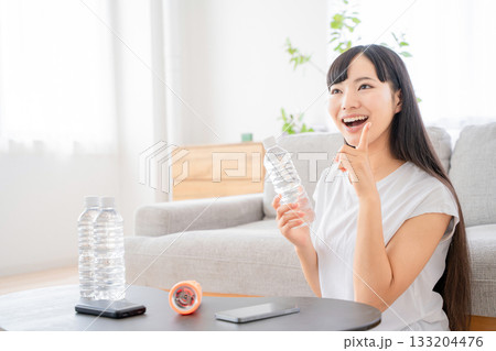 防災用品を確認する若い女性 133204476