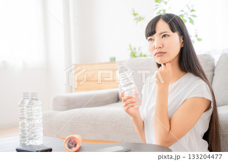 防災用品を確認する若い女性 133204477