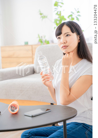 防災用品を確認する若い女性 133204478