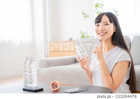 防災用品を確認する若い女性 133204479