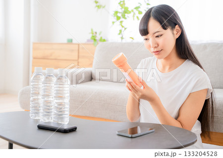 防災用品を確認する若い女性 133204528