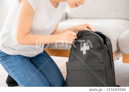 防災用品を確認する若い女性 133204566