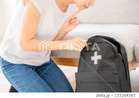 防災用品を確認する若い女性 防災用品を確認する若い女性 133204567
