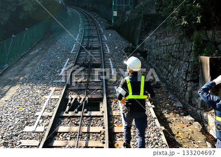 線路を確認する保線員 線路を確認する保線員 133204697