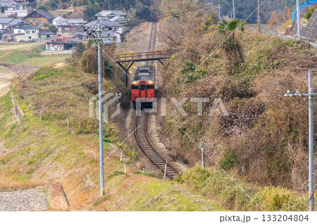 冬の坂を上る津山線岡山駅行き普通列車1 岡山県岡山市北区 冬の坂を上る津山線岡山駅行き普通列車1 岡山県岡山市北区 133204804