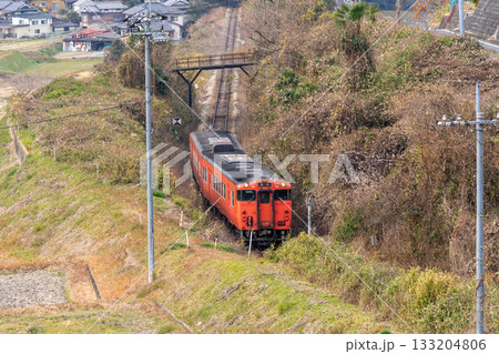 冬の坂を上る津山線岡山駅行き普通列車3 岡山県岡山市北区 冬の坂を上る津山線岡山駅行き普通列車3 岡山県岡山市北区 133204806