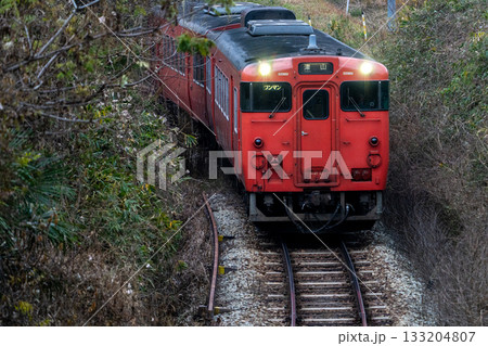 冬の坂を下る津山線津山駅行き普通列車1　岡山県岡山市北区 133204807