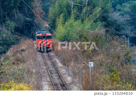 冬の坂を上る津山線岡山駅行き快速列車ことぶき2　岡山県岡山市北区 133204810
