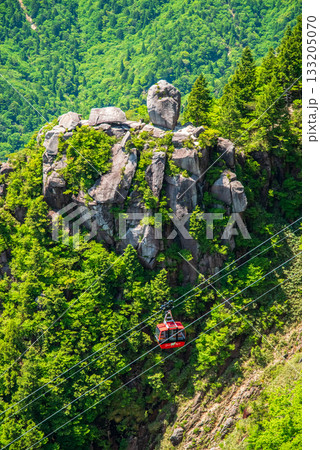 新緑シーズンの御在所ロープウエイ【山上周辺の絶景』 新緑シーズンの御在所ロープウエイ【山上周辺の絶景』 133205070