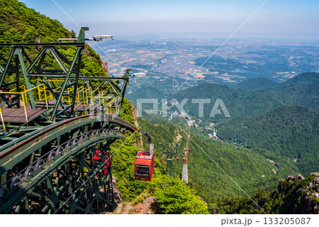 新緑シーズンの御在所ロープウエイと絶景大パノラマ 133205087