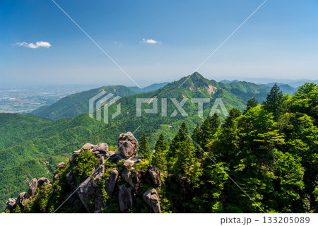 新緑の御在所岳 ゴンドラ内からの絶景《三重県 菰野町》 新緑の御在所岳 ゴンドラ内からの絶景《三重県 菰野町》 133205089