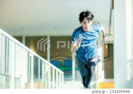 スポーツをする男性 133205449