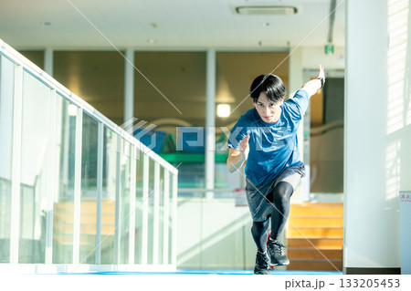 スポーツをする男性 133205453